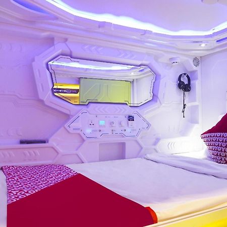 Super Oyo 91328 Fiducia Capsule Hotel Джакарта Екстер'єр фото