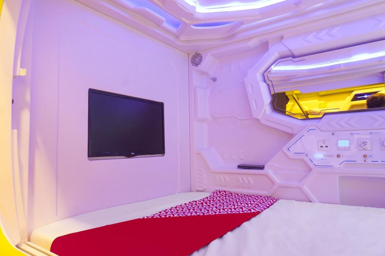 Super Oyo 91328 Fiducia Capsule Hotel Джакарта Екстер'єр фото