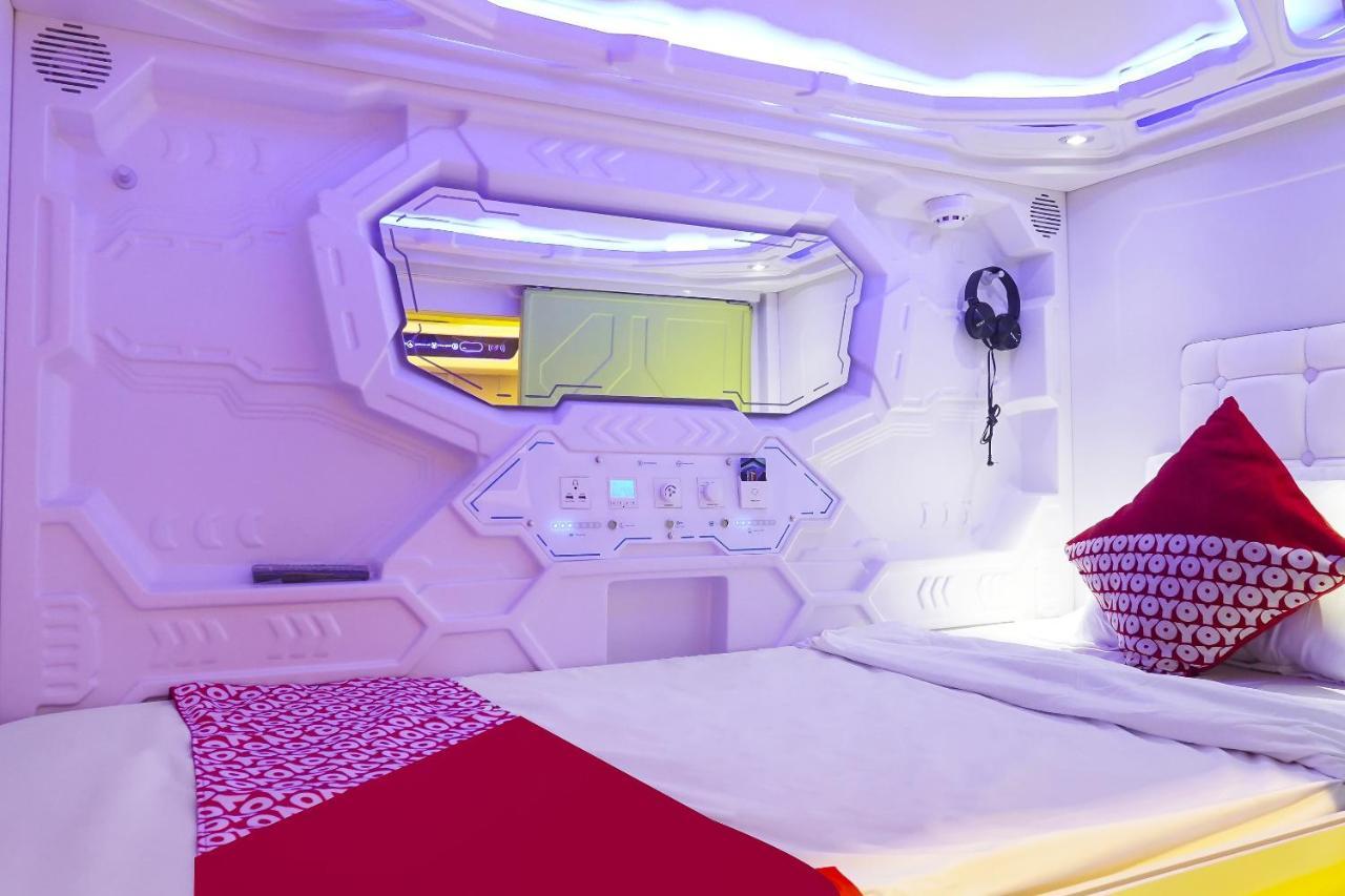 Super Oyo 91328 Fiducia Capsule Hotel Джакарта Екстер'єр фото