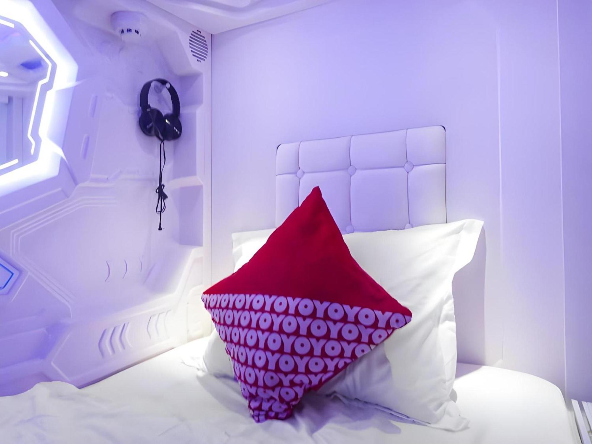 Super Oyo 91328 Fiducia Capsule Hotel Джакарта Екстер'єр фото