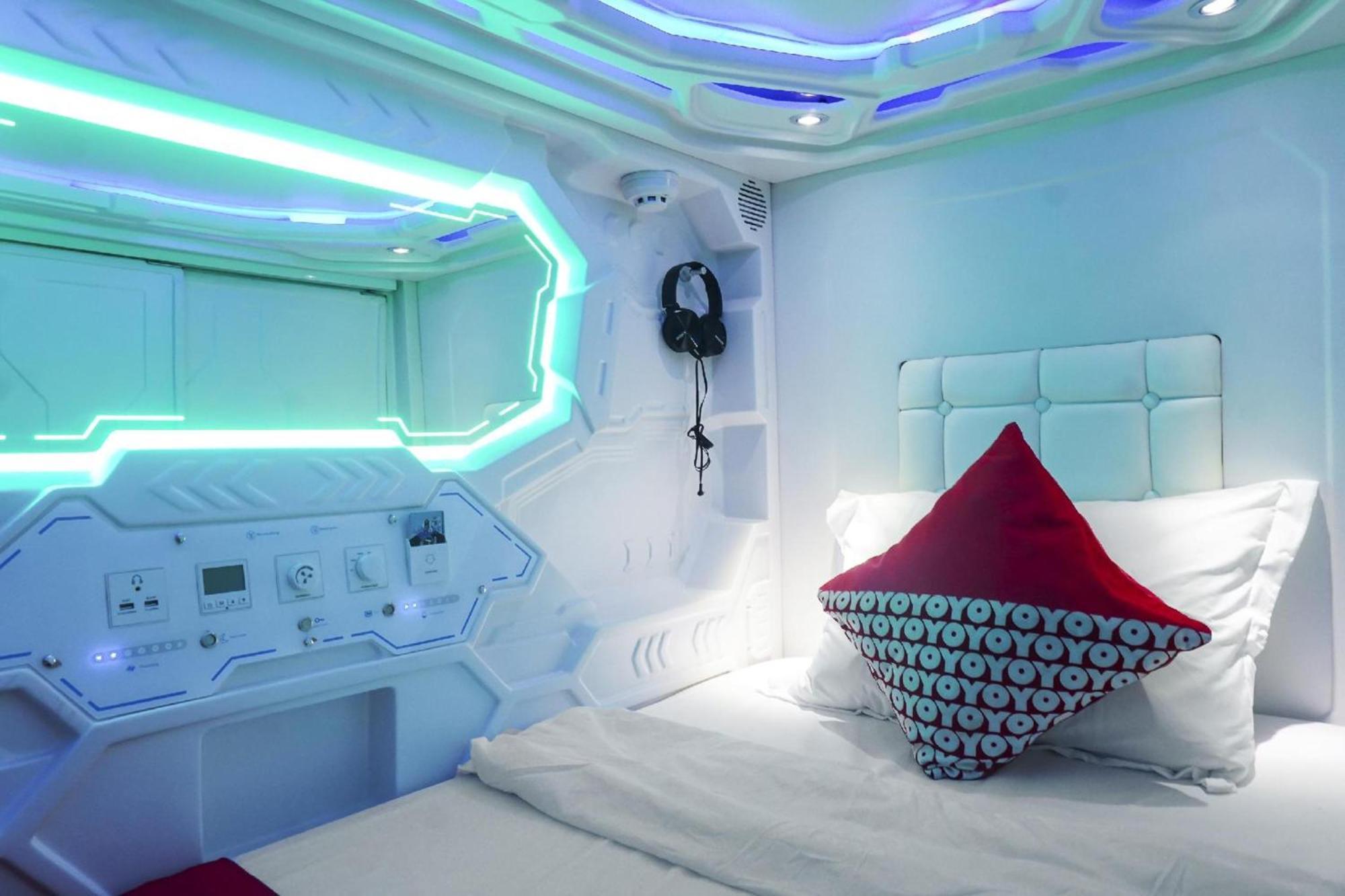 Super Oyo 91328 Fiducia Capsule Hotel Джакарта Екстер'єр фото