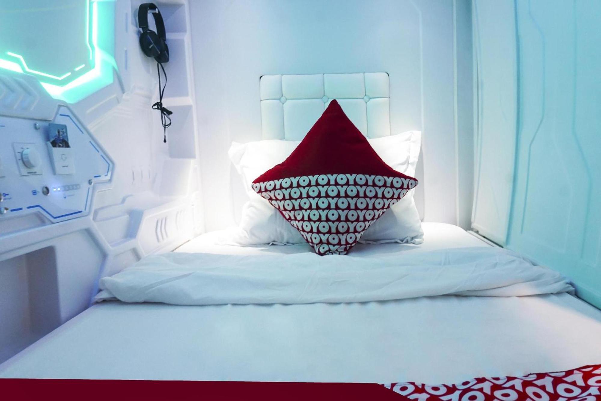 Super Oyo 91328 Fiducia Capsule Hotel Джакарта Екстер'єр фото