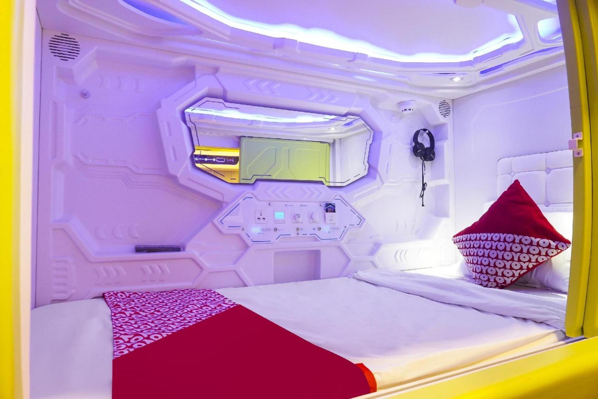 Super Oyo 91328 Fiducia Capsule Hotel Джакарта Екстер'єр фото