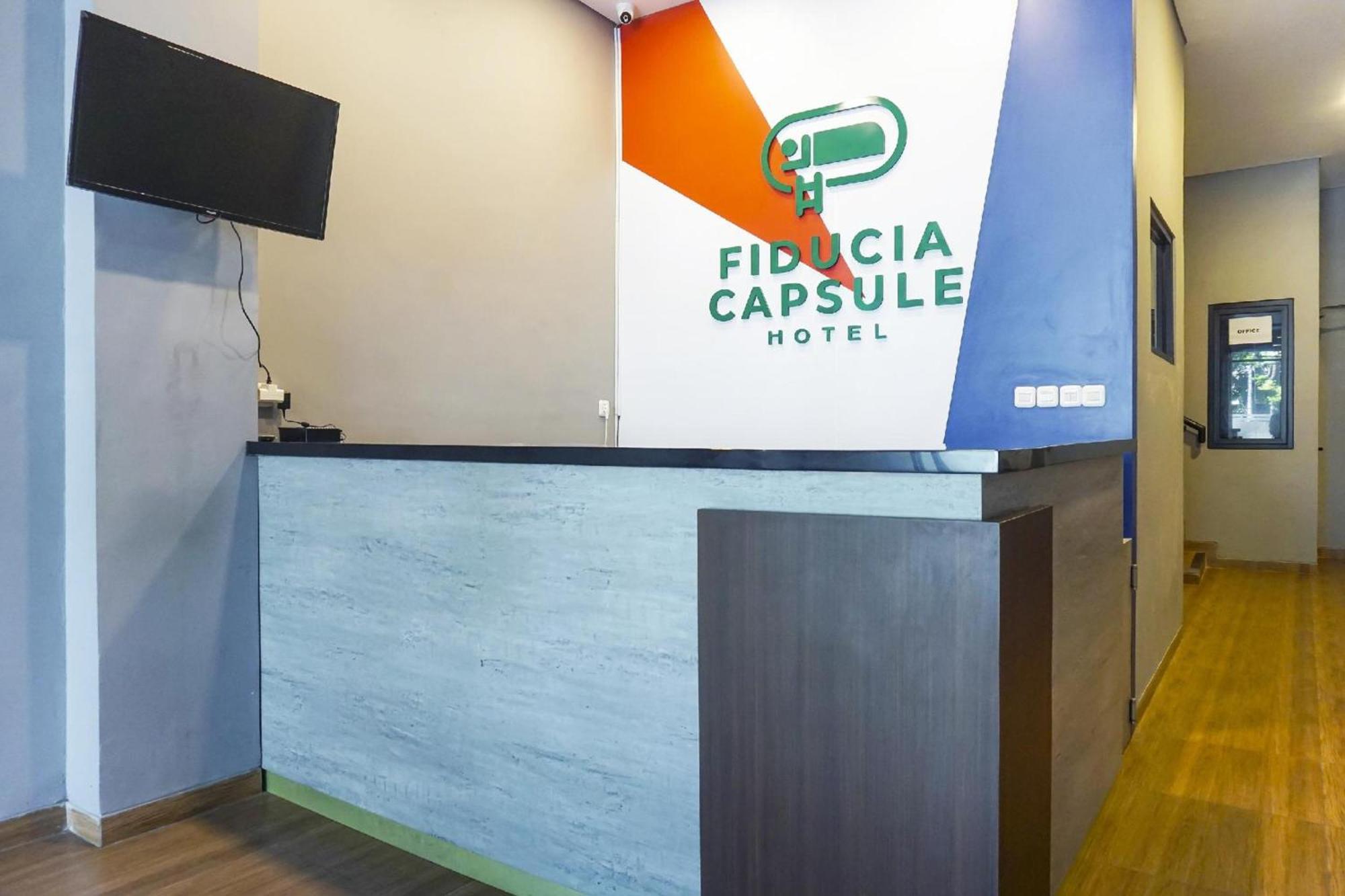 Super Oyo 91328 Fiducia Capsule Hotel Джакарта Екстер'єр фото