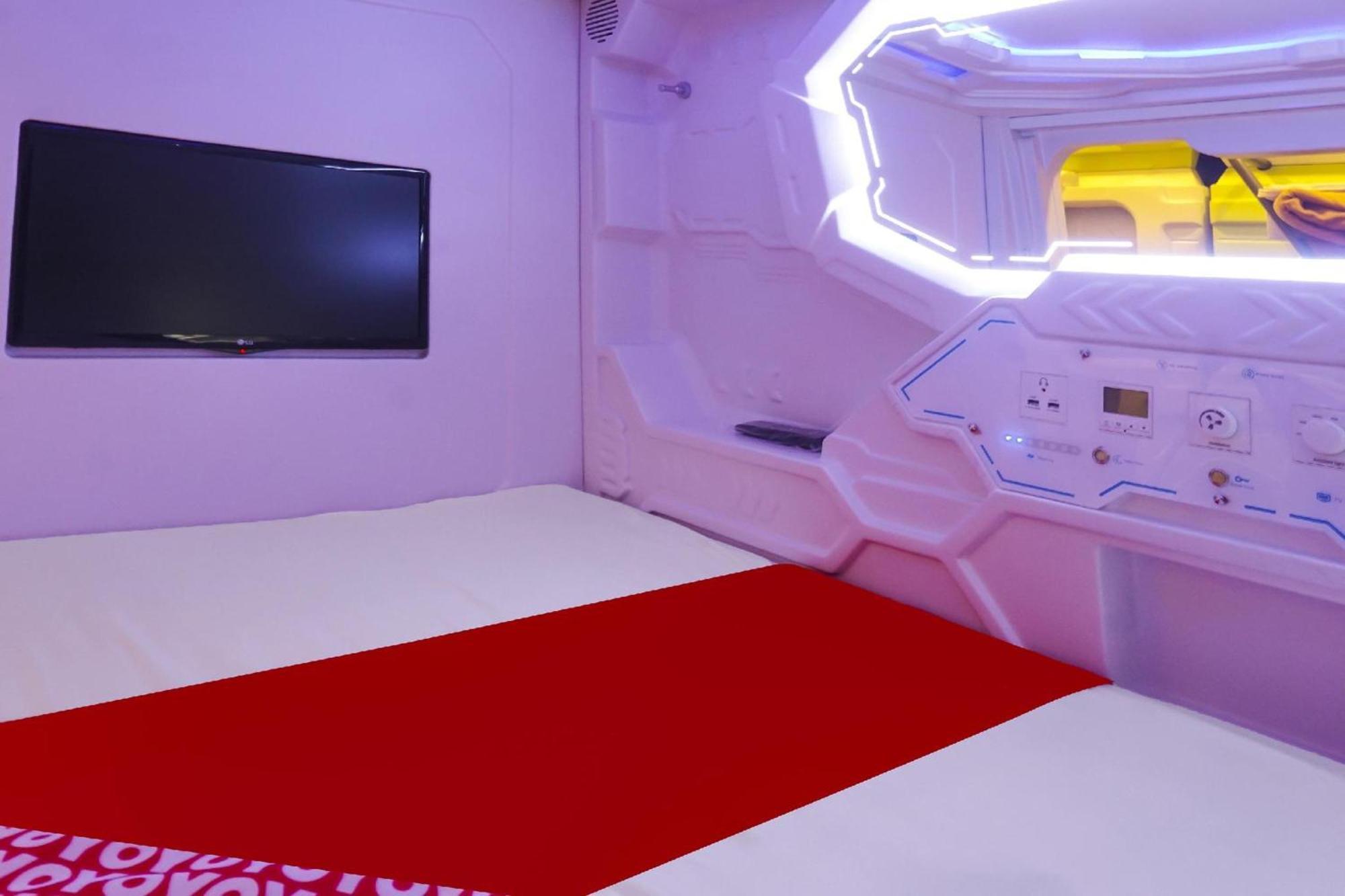 Super Oyo 91328 Fiducia Capsule Hotel Джакарта Екстер'єр фото