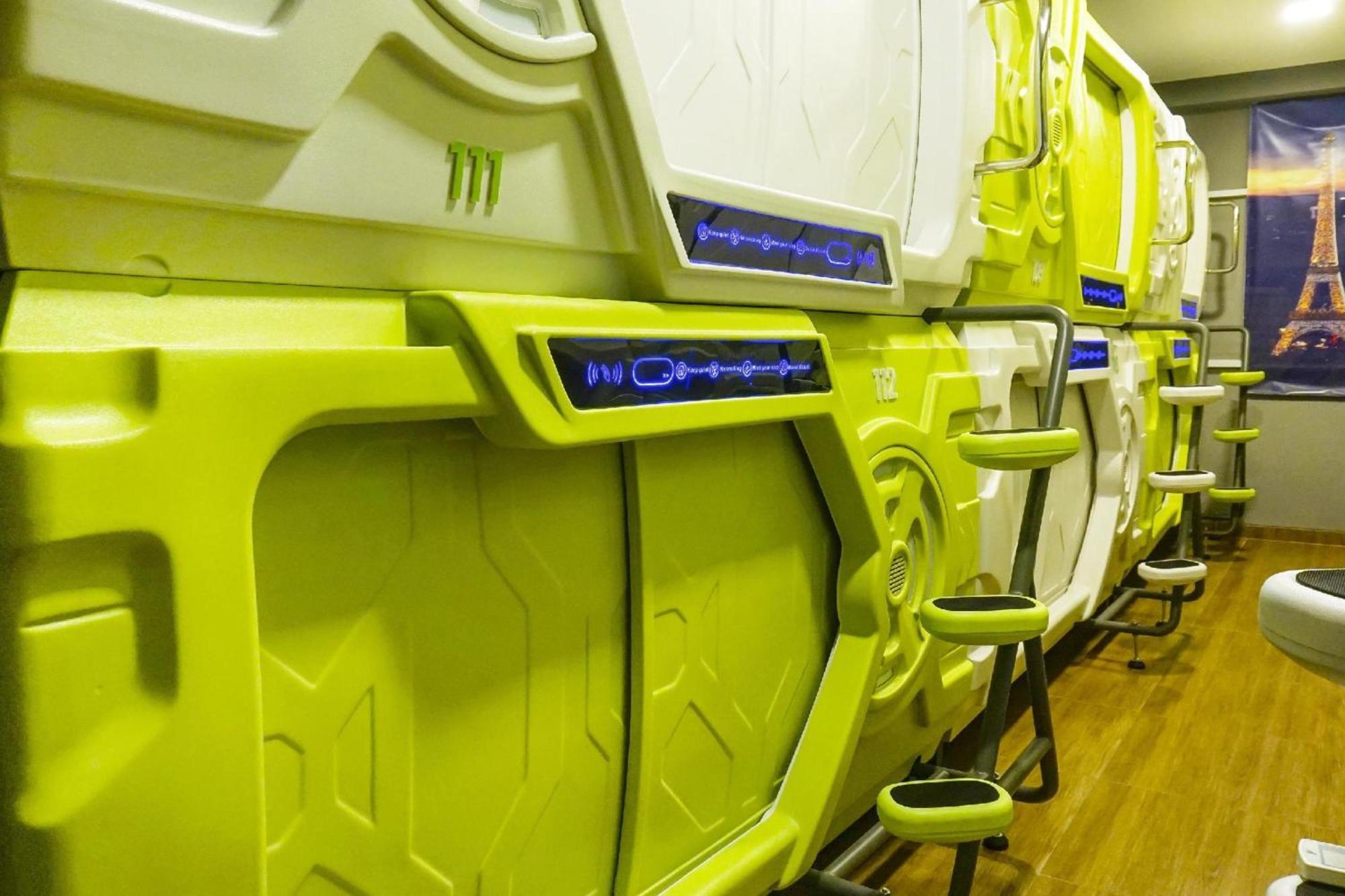 Super Oyo 91328 Fiducia Capsule Hotel Джакарта Екстер'єр фото