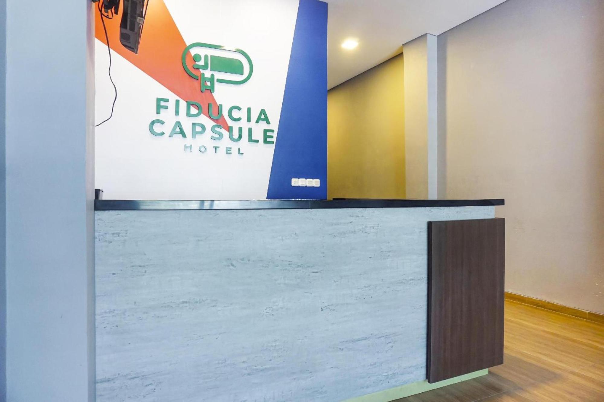 Super Oyo 91328 Fiducia Capsule Hotel Джакарта Екстер'єр фото