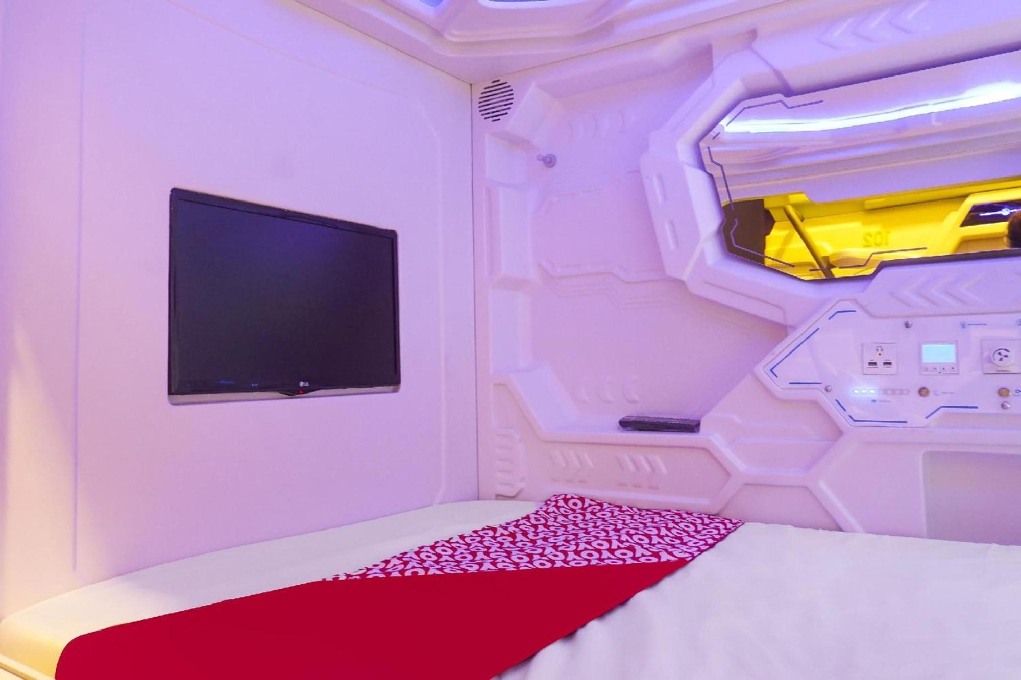 Super Oyo 91328 Fiducia Capsule Hotel Джакарта Екстер'єр фото